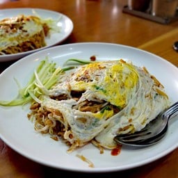 เรณูผัดไทย ดอกคำใต้ สาขา 2