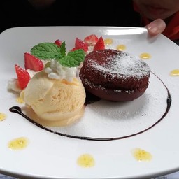 chocolate lava cake มาพร้อมไอศครีม อร่อยยยย 60.-