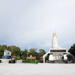 ลานกว้าง ไม่มีนักท่องเที่ยววุ่นวาย