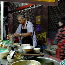 จุดเด่นของร้านนี้ก็ลุงนี่แหละ