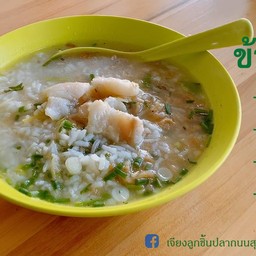 ข้าวต้มมีทั้ง ข้าวต้มลูกชิ้นปลา ข้าวต้มหมู ข้าวต้มปลาเก๋า และข้าวต้มปลาดอร์ลี่