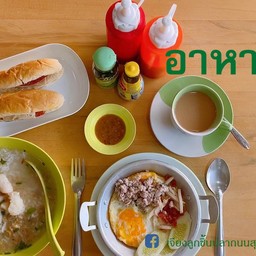 นอกจากก๋วยเตี๋ยว ติ่มซำ ทางร้านมีอาหารเช้า เปิดบริการ 7.00-17.00 น. 