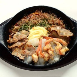 Okonomiyaki (Pork, Squid, Shrimp) โอโคโนมิยากิ (หมู, หมึก, กุ้ง)
