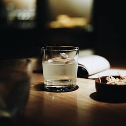 เบสเป็น Naked Grouse Whiskey , Hazelnut , Thyme , Bee Pollen , Lemon 