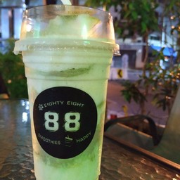 ถ้าผมจำชื่อไม่ผิดนะครับ555 คือนมสดปั่น ใส่ผงชาเขียว