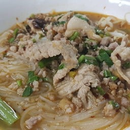 ก๋วยเตี๋ยวเส้นเล็กต้มยำหมูตุ๋น