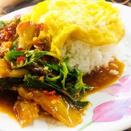 กระเพาราดข้าว