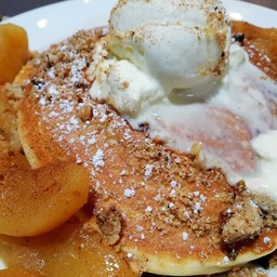 เสิร์ฟพร้อมกับแอปเปิ้ลเชื่อมที่ให้มาเยอะมากๆ 