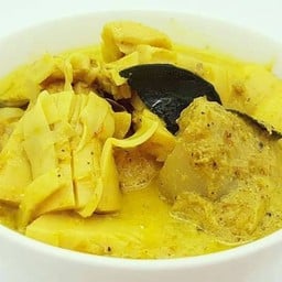 แกงกะทิหน่อไม้สด (ซี่โครงหมู/ ไก่)