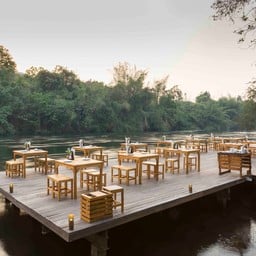 บรรายากาศ River Romance ห้องอาหารสุดโรแมนติคริมแม่น้ำแคว