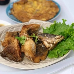 ปลากะพงทอดราดซอสน้ำปลา (ครึ่งตัว)