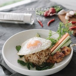 Rice Khao Pad Gai Grapow Egg