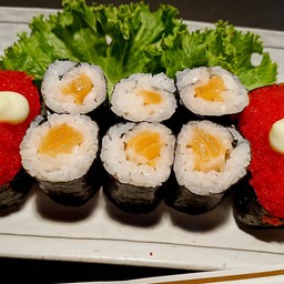 6 pices of Salmon maki