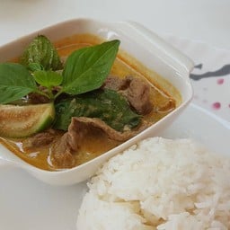 ข้าวแกงเขียวหวานเนื้อ หรือ ไก่