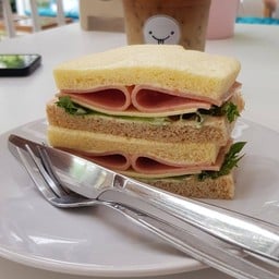 แซนวิชแฮมไก่ชีส หรือ ทูน่าชีส
