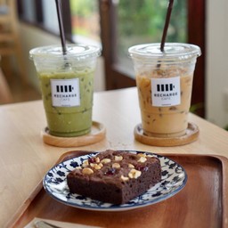 แนะนำเลยว่าบราวนี่อร่อยมากก เนื้อหนึบๆกำลังดี เข้มชอคโกแลตมากจ้า