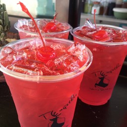 ชาเชอรี่ทอปด้านบนด้วยเชอรี่แบบในรูปพร้อมเสิร์ฟนะคะ