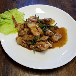 ข้าวราดหมูสามชั้นผัดกะปิ