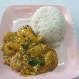 ผัดผงกะหรี่ทะเลราดข้าว Saute'yellow curry with seafood