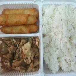 ข้าวหมูกระเทียม + ปอเปี๊ยะทอด rice+pork garlic+spring rolls
