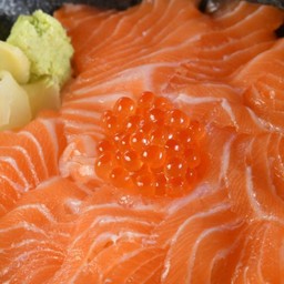 ข้าวหน้าปลาแซลมอน+อิคุระ L