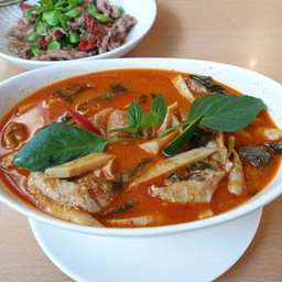 แกงแดงหน่อไม้ไก่