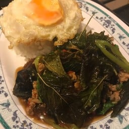 ข้าวราดไข่เยี่ยวม้ากระเพรากรอบ