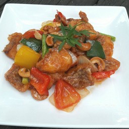 เนื้อปลาทับทิมผัดเม็ดมะม่วง