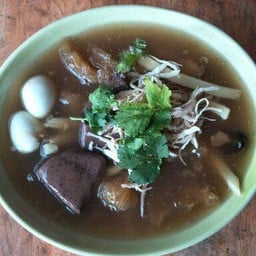 เฮียฮ้อกระเพาะปลา_ก๋วยเตี๋ยวลูกชิ้นปลา ลูกชิ้นแคะ เย็นตาโฟ อาหารตามสั่ง ก๋วยเตี๋ยว ข้าวกระเพรา คนละครึ่ง สาขา1 ซอยลาดกระบัง16 สาขา2 พาซิโอ้ food hall ด้านหน้าติดก๋วยเตี๋ยวไก่