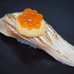 ข้าวปั้นแซลมอนซอสเมนไต