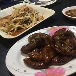 ส้มตำปูปลาร้า และ ใส้ย่าง