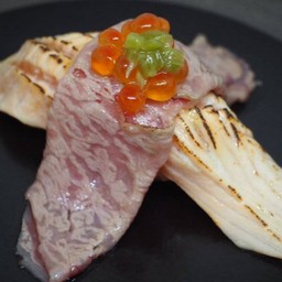 ข้าวปั้นแซลมอนเนื้อวากิว