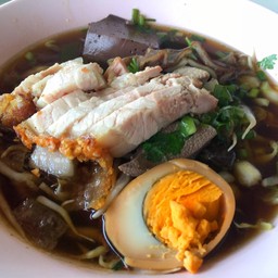 เกาเหลาก๋วยจั๊บใส่หมูกรอบ อร่อยมากๆๆๆๆ ชอบสุดค่ะ ^^