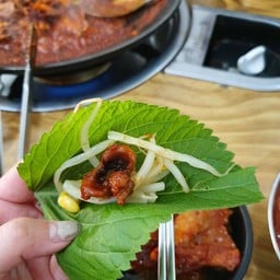 ผักนี่คือต้องมีในอาหารเกาหลี รสชาติคล้ายโหระพาผสมมิ้นท์ แต่ใบใหญ่ๆ ฝาดไม่มาก ใคร