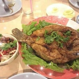 ปลากระพงทอดน้ำปลา น้ำยำมะม่วง