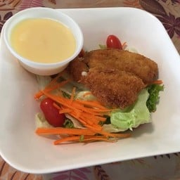 สลัดปลาทอด ผักสด