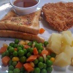 สเต็กปลาทอดราดซอสมะเขือเทศเกรวี่