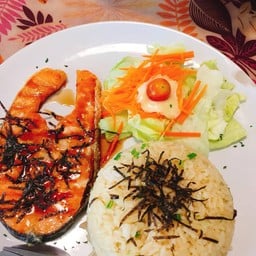 ข้าวผัดกระเทียมปลาแซลมอน