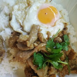 ข้าวหมูกระเทียม