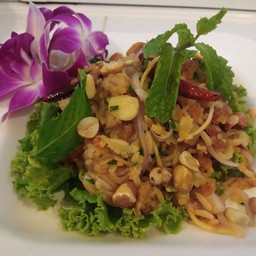 ยำแหนมข้าวทอด