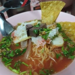 บะหมี่เกี๊ยว ก๋วยเตี๋ยวปลา เย็นตาโฟ