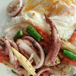 ข้าวปลาหมึกพริกไทยดำ