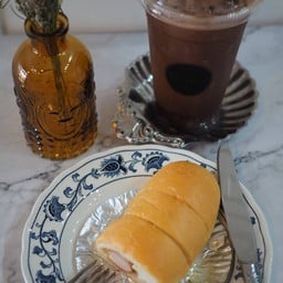 ขนมปังไส้กรอกชีสกับช็อคโกแลตเย็นเข้ากันมากเลย