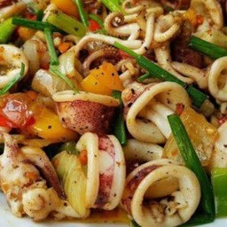 ปลาหมึกผัดพริกไทยดำ