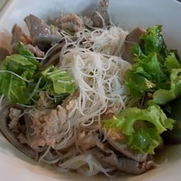 เส้นหมี่ แห้ง หมูสับ เครื่องใน