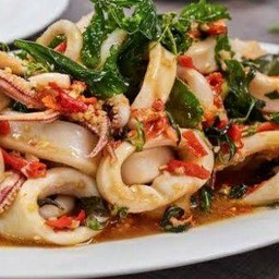 ผัดกระเพราปลาหมึก