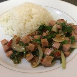 กระเพราเบคอน ราดข้าว