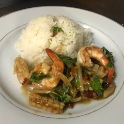 กระเพราทะเลราดข้าว