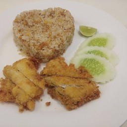 ข้าวกระเทียมปลาทอด