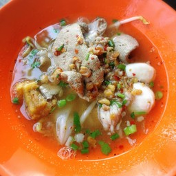 เตี๋ยวหมูต้มยำ เส้นใหญ่ยำ ธรรมดา